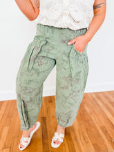 Load image into Gallery viewer, Vintage Floral Barrel Jeans