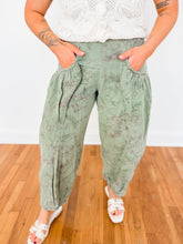 Load image into Gallery viewer, Vintage Floral Barrel Jeans