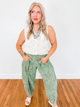 Load image into Gallery viewer, Vintage Floral Barrel Jeans