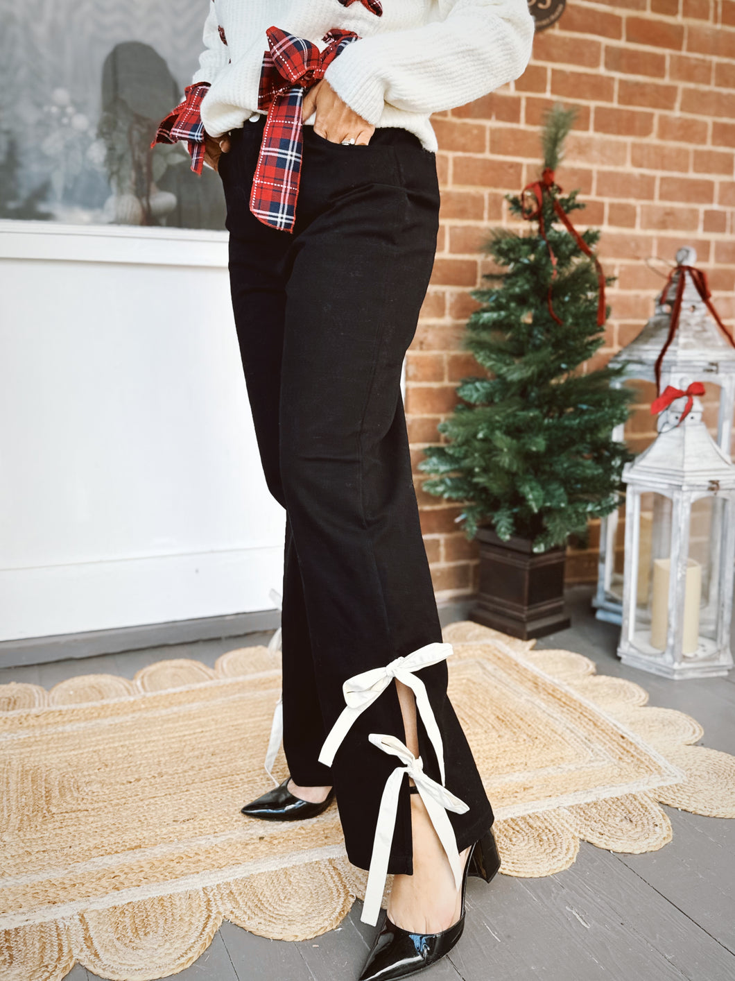 Mistletoe Kisses Bow Pants