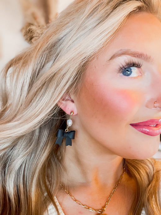 Miss Dainty Pearl + Bow Clay Earring - Black