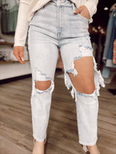 Load image into Gallery viewer, Curvy Risen Light-wash Slim Straight Jeans