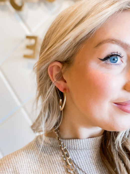 Karin pearl hoop earring in gold