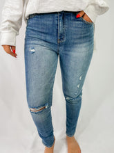 Load image into Gallery viewer, RISEN Brax High Rise Distressed Skinny Jean